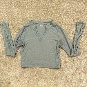 green long sleeve crop top